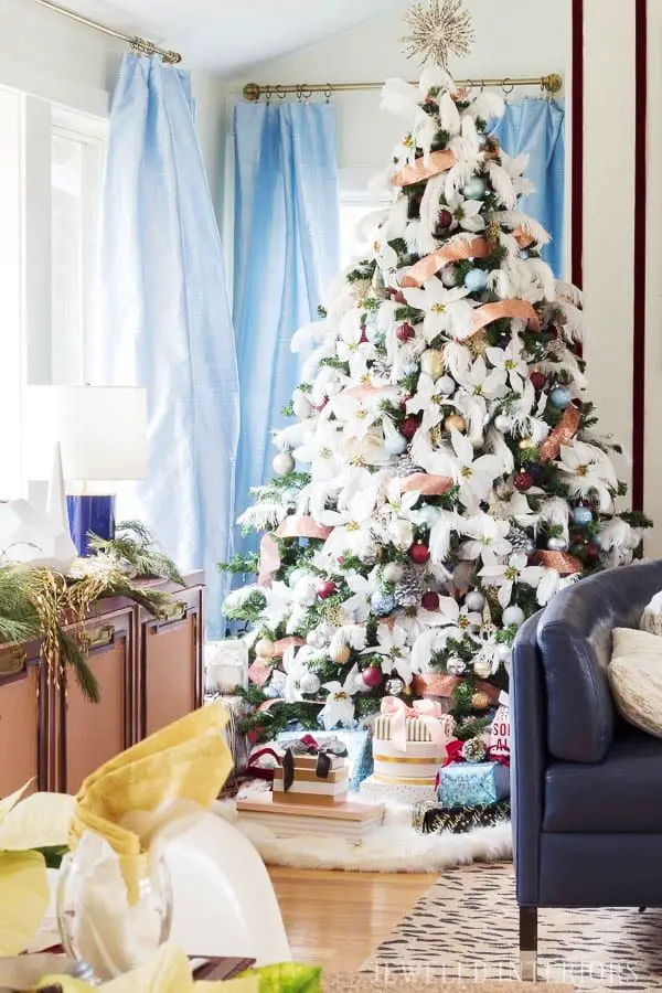 Árvore de Natal com enfeites brancos