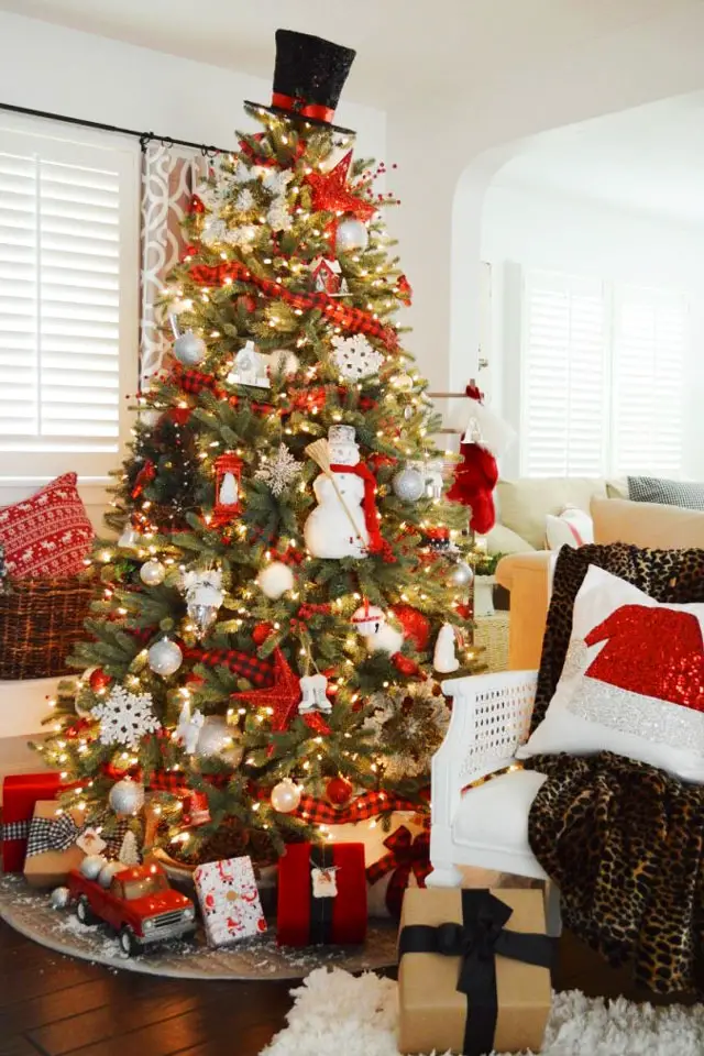 Árvore de Natal com enfeite de boneco de neve