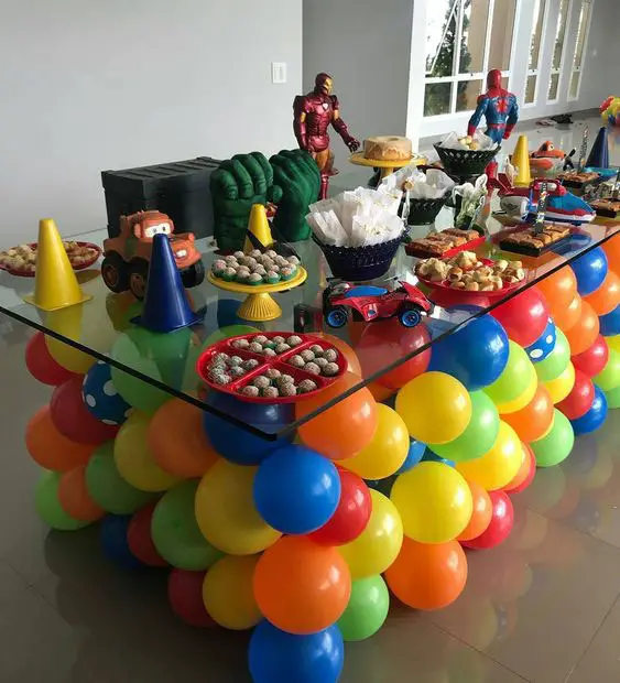 Enfeite a mesa de uma maneira diferente com balões coloridos