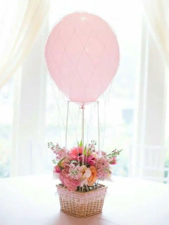 Faça um lindo enfeite de mesa com um balão e flores