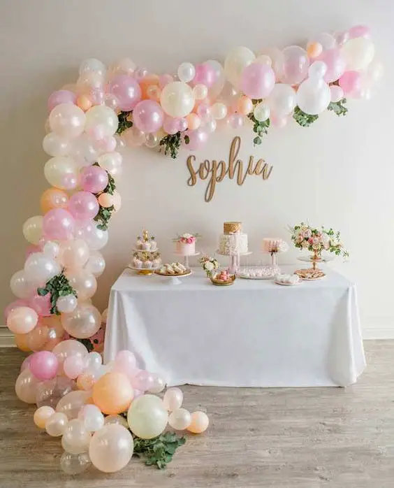 Faça uma mesa simples com lindos balões