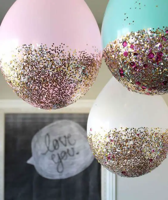 Decoração Simples de Aniversário: Enfeite os balões com glitter