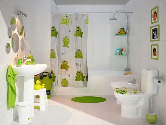 Banheiro infantil com cortinas engraçadas