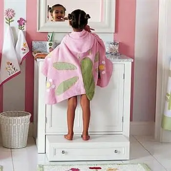 Banheiro infantil com degrau escondido como gaveta