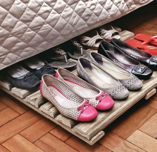 Como Organizar Sapatos: Esconda os sapatos debaixo da cama