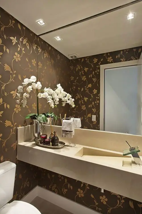 Papel de Parede no Banheiro: Floral com fundo marrom