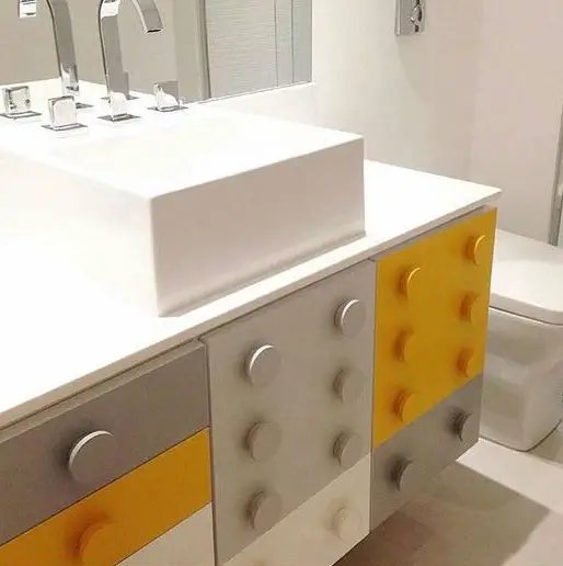 Banheiro Infantil: Gabinete de Lego