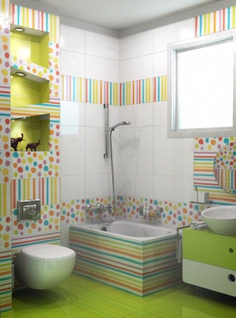 Banheiro infantil com listras e bolinhas coloridas
