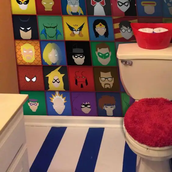 Banheiro infantil com parede de super-herói