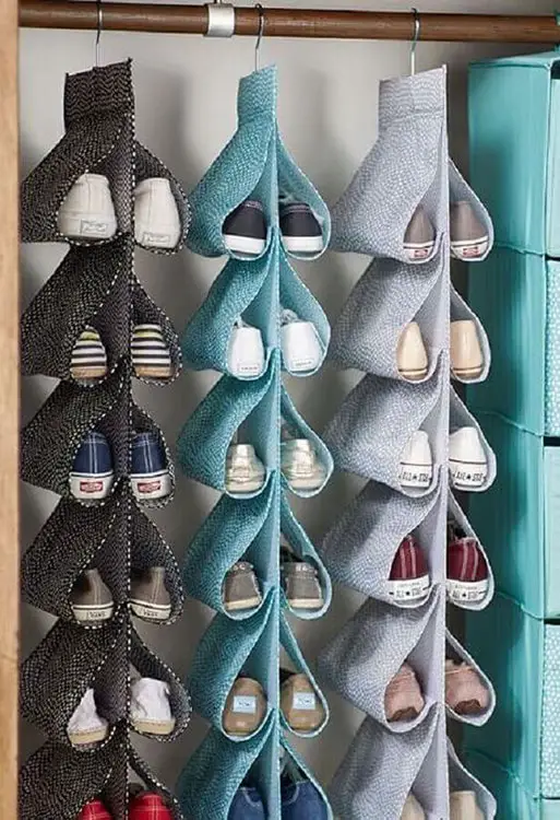 Como Organizar Sapatos: Use sapateiras de tecido no guarda-roupa