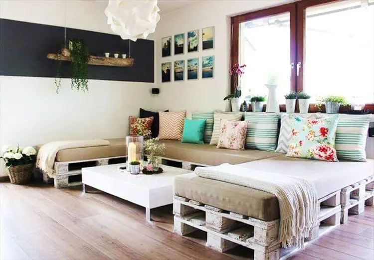 Sofá feito com paletes e decorado com almofadas