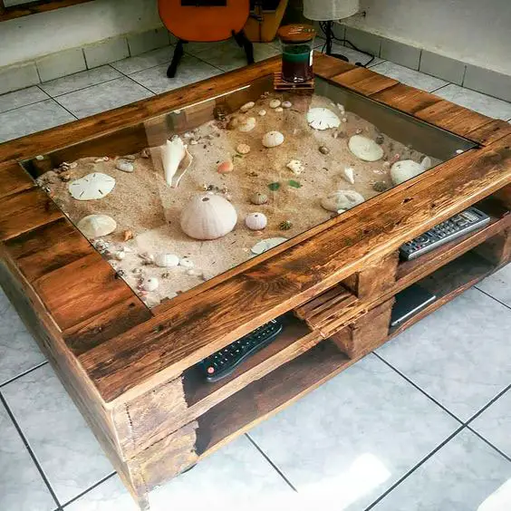 Mesa com conchas e areia