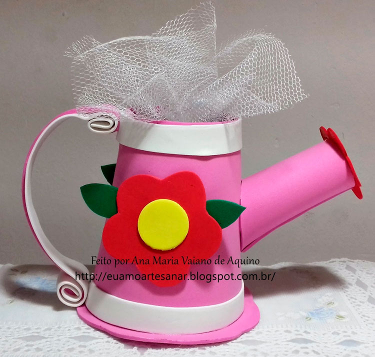 Regador com flor para o Dia das Mães Regador com flor para o Dia das Mães