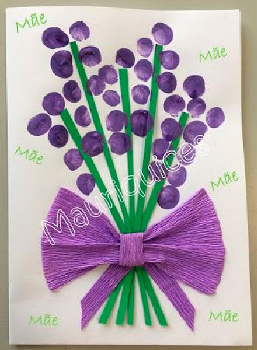 Cartão de buquê de flores com os dedos para mãe
