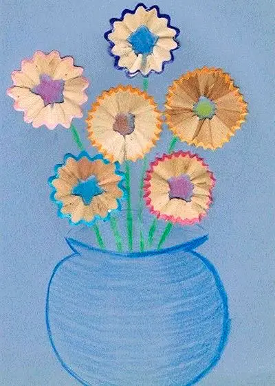 Cartão com vaso de flores com sobras de lápis para mãe