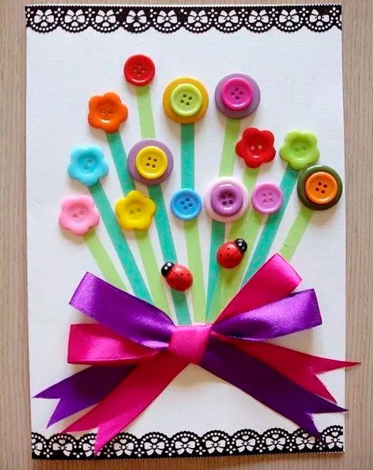 Cartão para mãe com buquê de flores com botões e laço