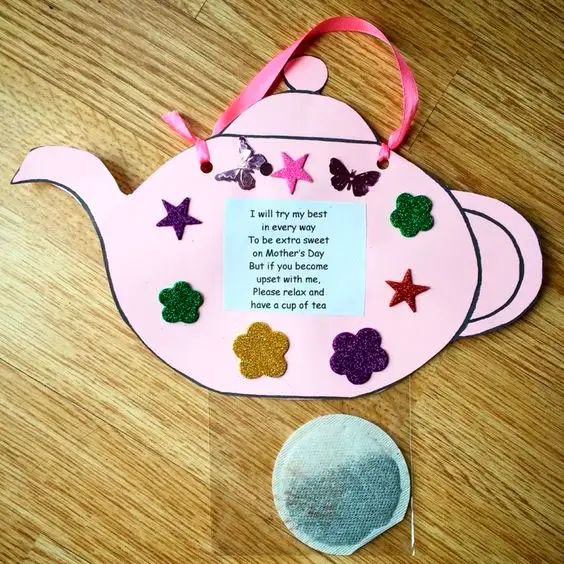 Cartão de bule com chá para mãe
