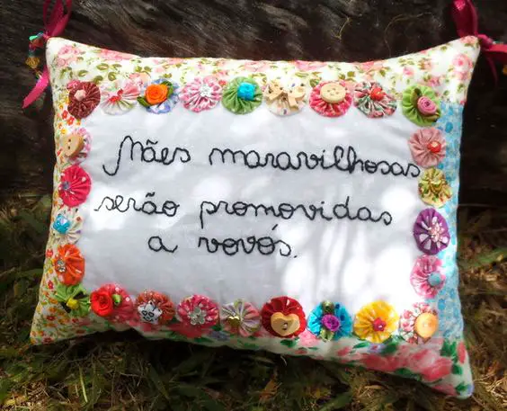 Almofada bordada com mensagem para mãe