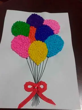 Cartão com balões de papel crepom para mãe