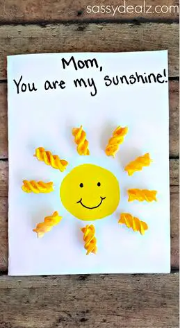 Cartão para o Dia das Mães com sol de macarrão