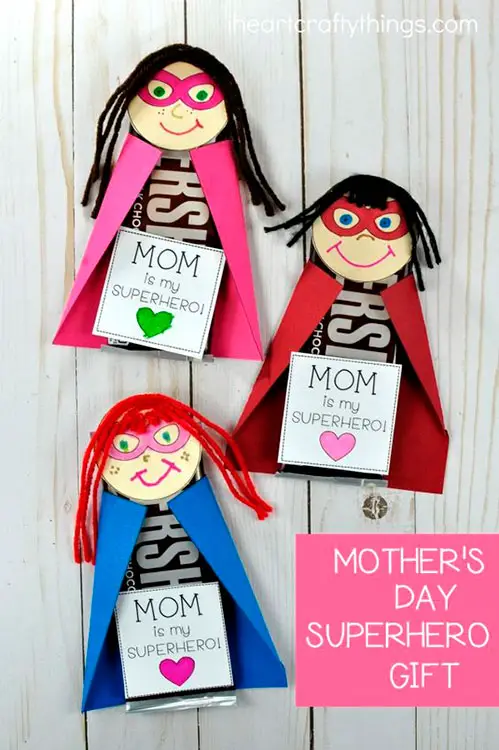 Cartão de super heroína para mãe