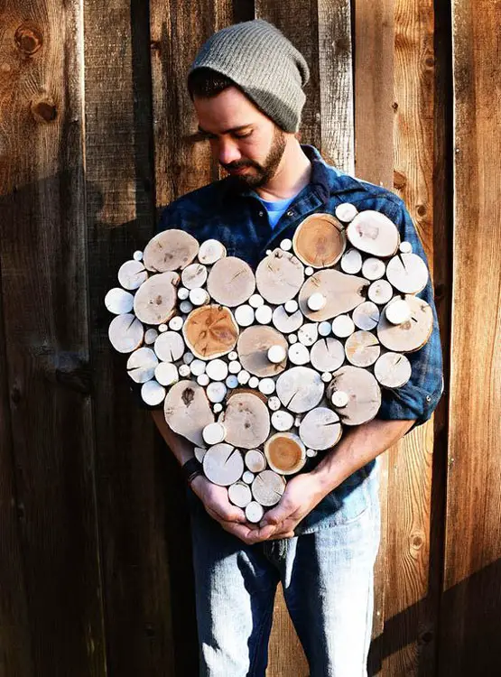 Surpresa de amor com escultura de madeira