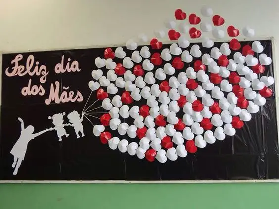 Painel para o Dia das Mães de balões de corações