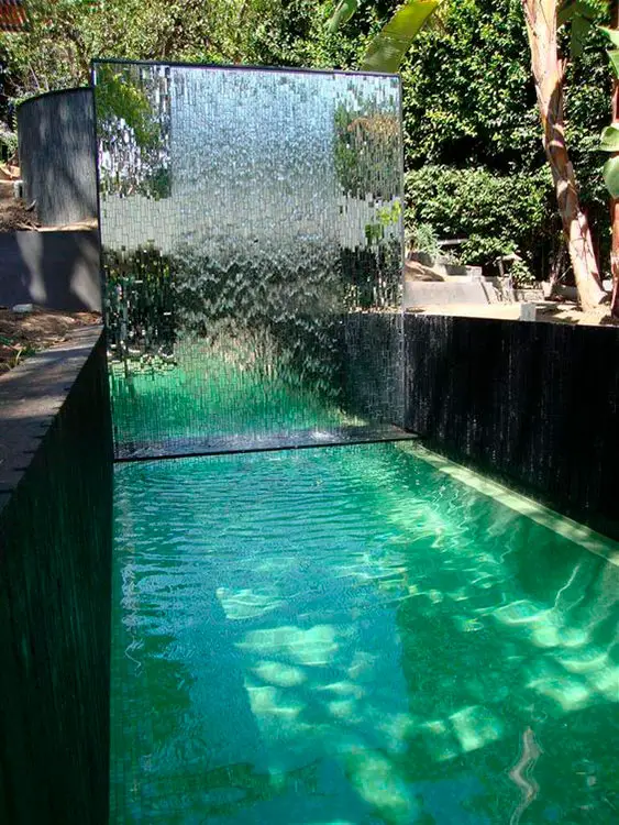 Modelo de cascata com espelho d’água na piscina
