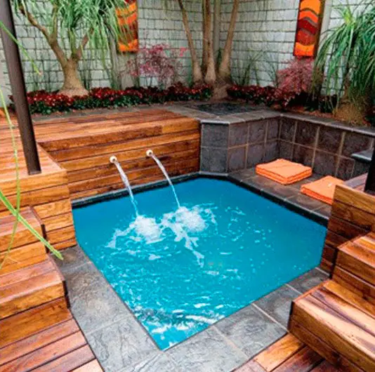 Cascata de madeira para piscina