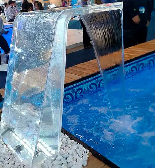 Piscina com cascata transparente com LED
