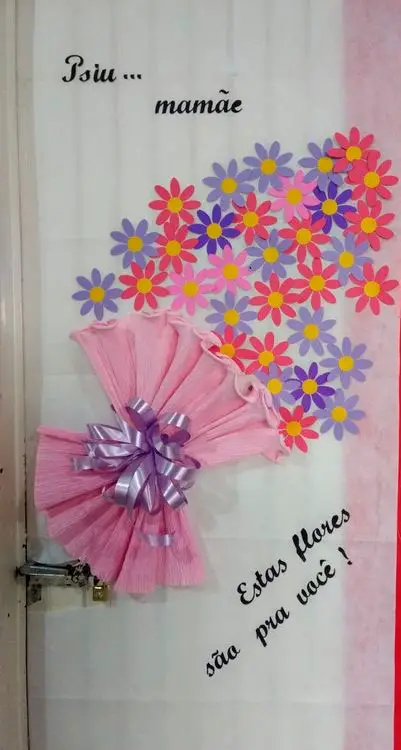 Enfeite de porta com buquê de flores para mãe