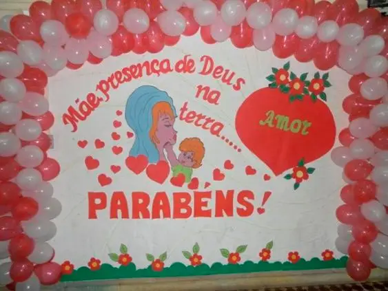 Painel com balões para o Dia das Mães