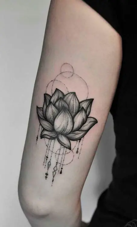Tatuagens feminina de flor de lótus no braço