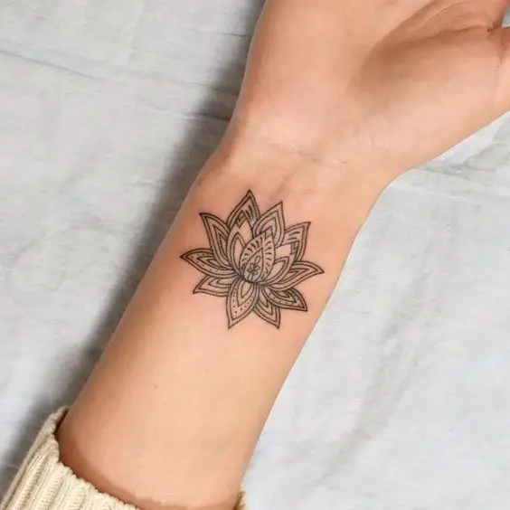 Tatuagem de flor de lótus no pulso