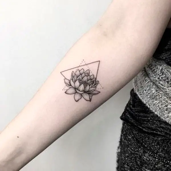 Flor de lótus para tattoo no antebraço com triângulo