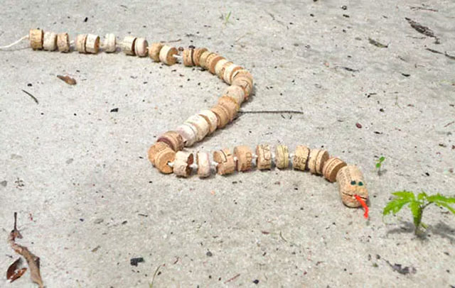 Brinquedo reciclado cobra de rolha