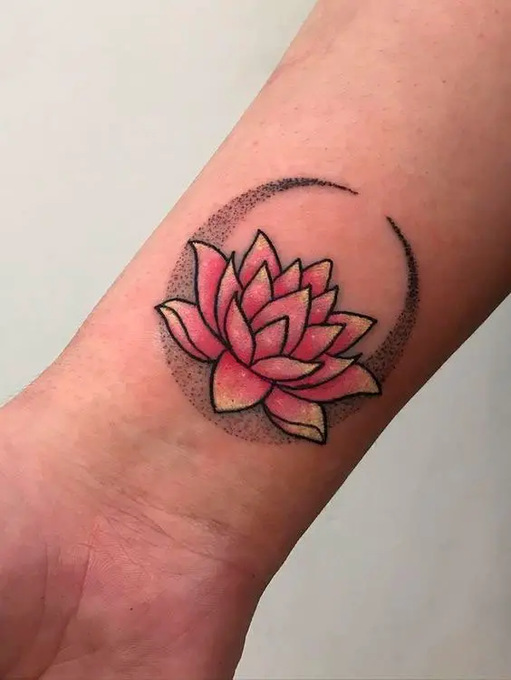 Tatuagem de flor de lótus com realismo no pulso