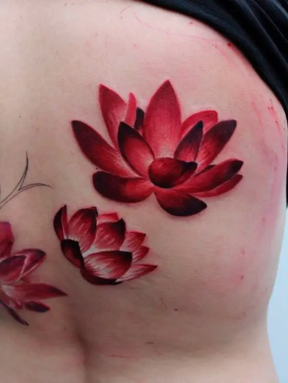 Tatuagem de flores de lótus nas costas