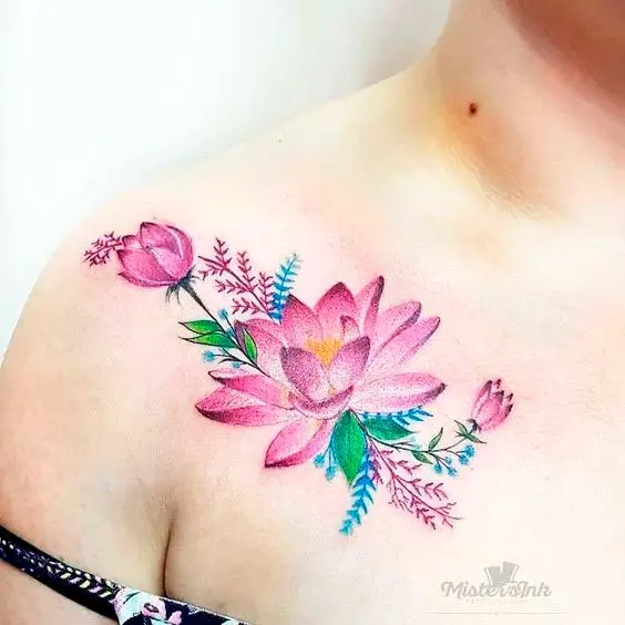 Tatuagem de flor de lótus no ombro bem realista