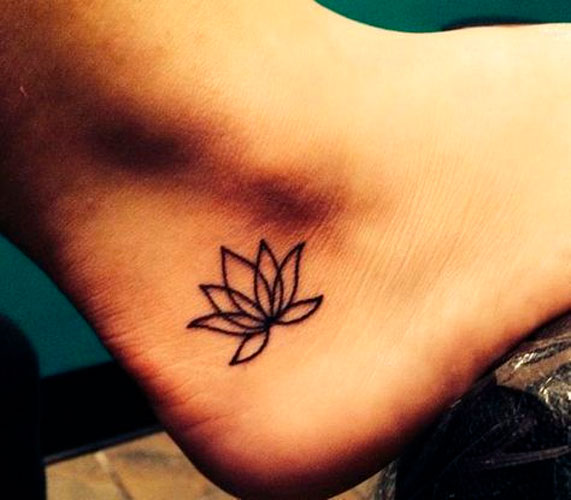 Flor de lótus minimalista na tatuagem do calcanhar