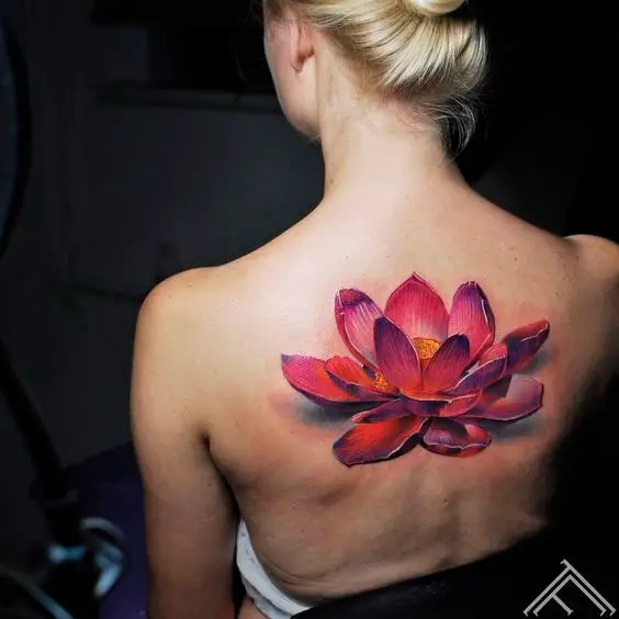 Tatuagem flor de lótus nas costas gigante