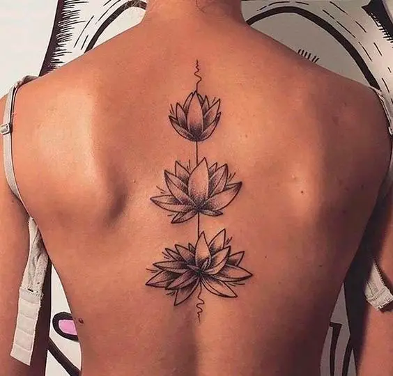 Tatuagens de flores de lótus nas costas