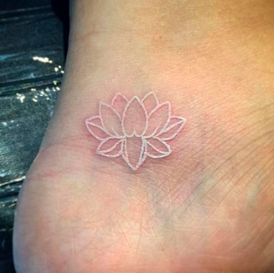 Tatuagem branca de flor de lótus no calcanhar
