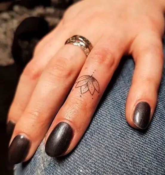 Flor de lótus para tatuagem no dedo