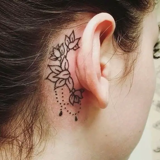 Tatuagem atrás da orelha de flores de lótus