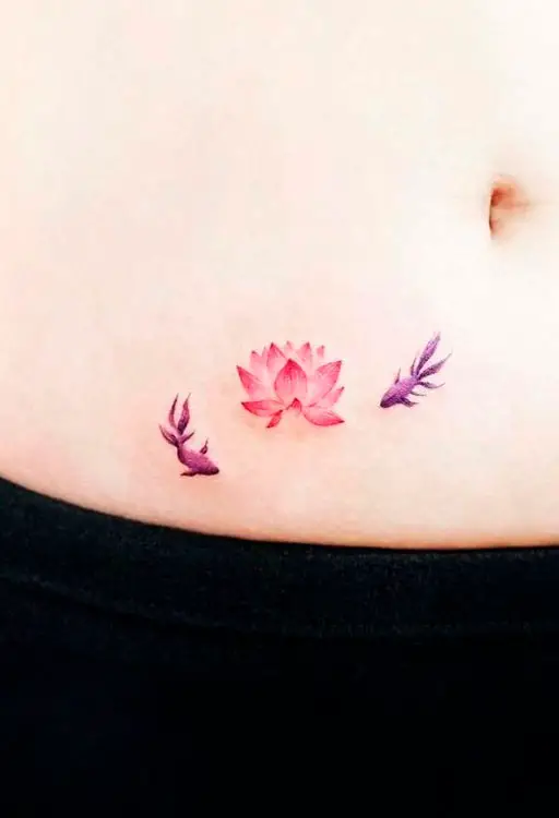 Tatuagem na barriga de flor de lótus e peixes