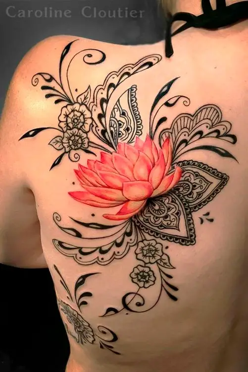 Tatuagem nas costas toda trabalhada com flor de lótus