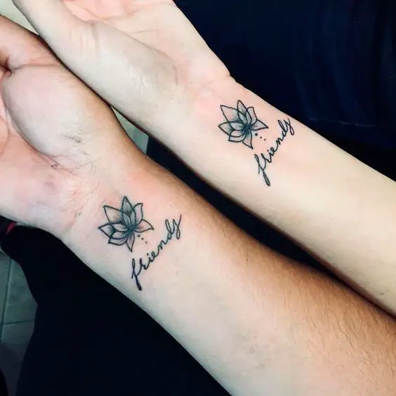 Tatuagens com flores de lótus para amigas