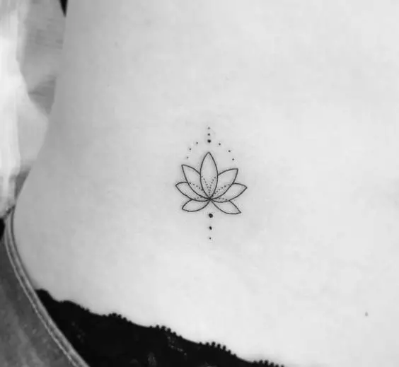 Flor de lótus tatuagem pequena