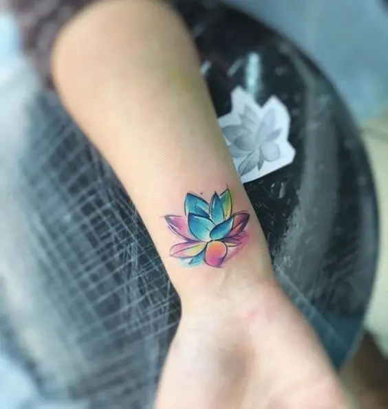 Tatuagem feminina de flor de lótus em aquarela